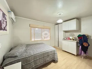 Quarto com cama e armário em um imóvel no Brasil.