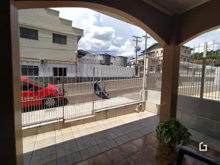Vista externa de um pátio com cerca de metal em Lajeado, Brasil.