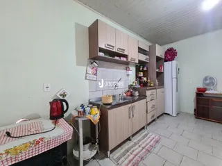 Quarto com armários de madeira e cama no interior de uma residência.