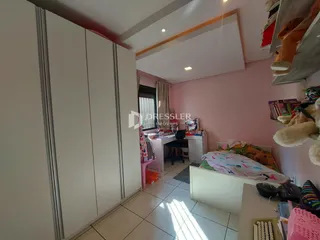 Quarto com armários e cama em um ambiente interno.