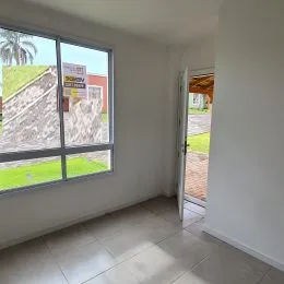 Foto de um ambiente interno com janela e piso de cerâmica.