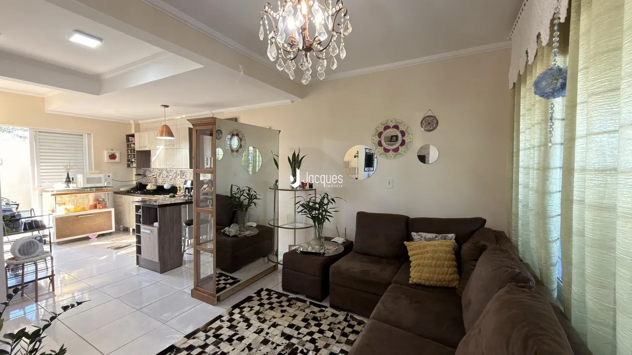 Sala de estar com sofá e decoração de parede em um imóvel no Brasil.