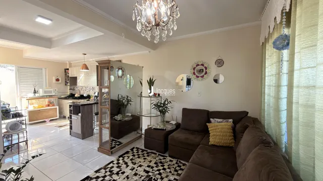 Sala de estar com sofá e decoração de parede em um imóvel no Brasil.