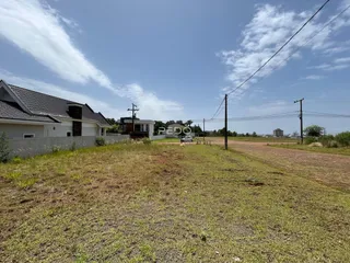 Vista externa de uma residência com terreno gramado em Lajeado, Brasil.