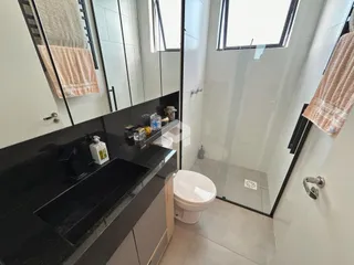 Banheiro moderno com box de vidro.