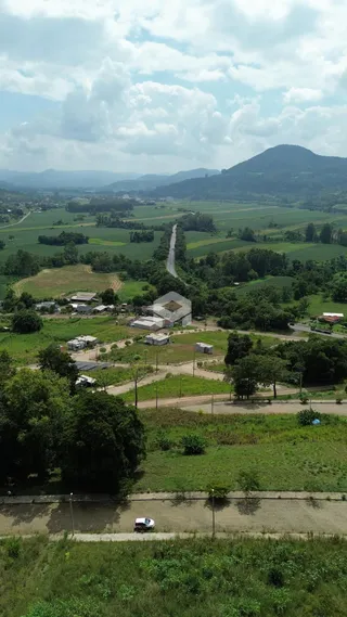 Vista aérea de campos verdes e vegetação no interior de Lajeado.