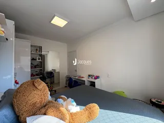 Quarto com cama e armários brancos em um imóvel no Brasil.