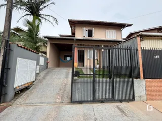Fachada de uma residência em Lajeado, Brasil, com portão de ferro preto.