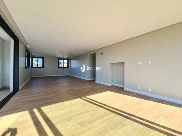 Sala de estar com piso de madeira clara e paredes neutras.