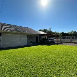 Vista externa de um gramado verde sob um céu azul claro.