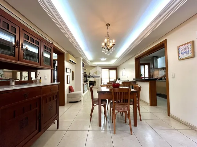 Interior de uma sala de jantar com armários de madeira e piso claro.