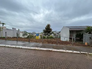 Vista externa de uma propriedade com cerca e estrada de terra em Lajeado.