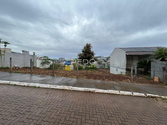 Vista externa de uma propriedade com cerca e estrada de terra em Lajeado.