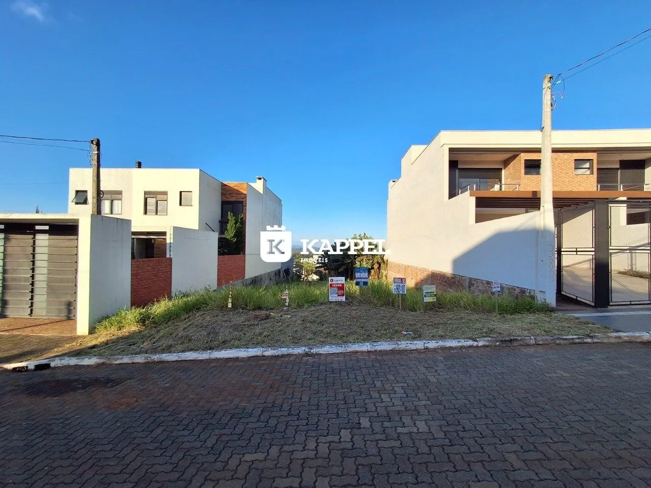 Fachada de uma residência em Lajeado, Brasil, com garagem e paisagismo.