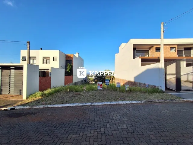 Fachada de uma residência em Lajeado, Brasil, com garagem e paisagismo.