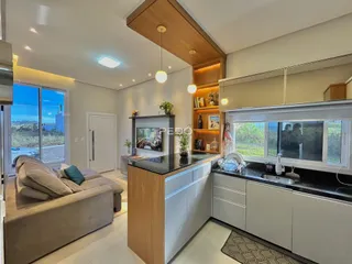 Sala de estar e cozinha moderna com vista para o mar em Lajeado.
