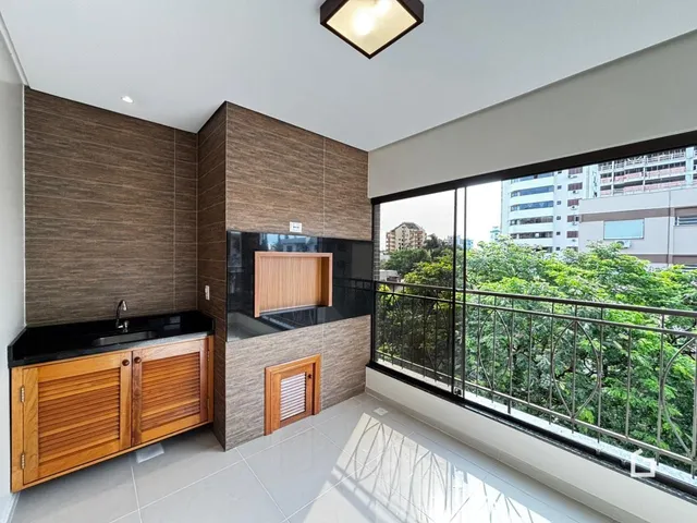 A sala de estar possui uma grande janela com vista para a vegetação externa.