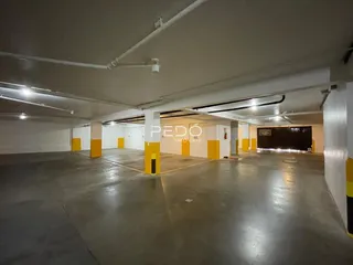 Imagem de um corredor interno com paredes amarelas e brancas em um imóvel.
