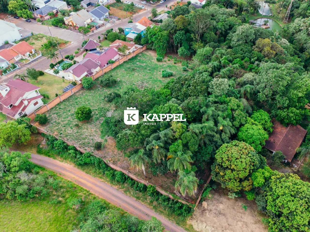 Vista aérea de um terreno com vegetação densa em Lajeado, Brasil.