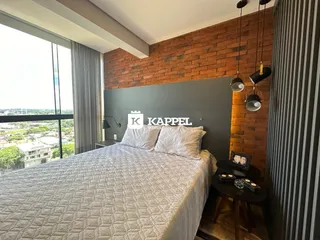 Quarto com cama grande e vista panorâmica da cidade.