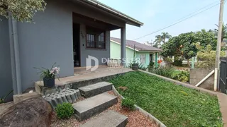 Foto da fachada de uma casa em Lajeado, Brasil, com jardim frontal.