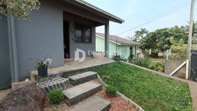 Foto da fachada de uma casa em Lajeado, Brasil, com jardim frontal.
