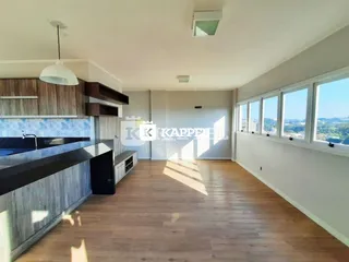 Vista interna de uma cozinha moderna com armários de madeira e piso de madeira.