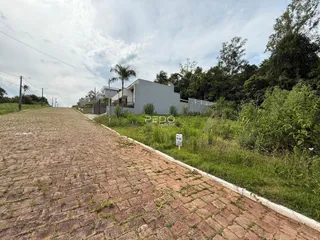 Fachada de uma residência em Lajeado, Brasil, vista ao longo de uma estrada pavimentada.