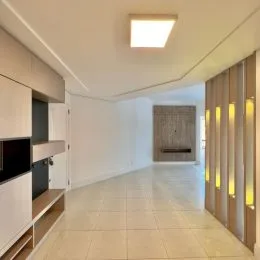 Hall de corredor com piso de cerâmica claro.