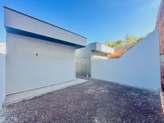 Fachada moderna de uma residência em Lajeado, Brasil com muros brancos.
