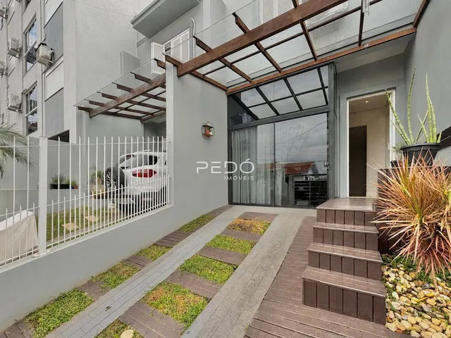 Fachada de uma residência em Lajeado, Brasil, com terraço e jardim.