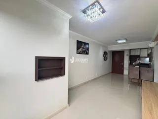 Hall de entrada com piso de cerâmica e parede branca em um imóvel no Brasil.