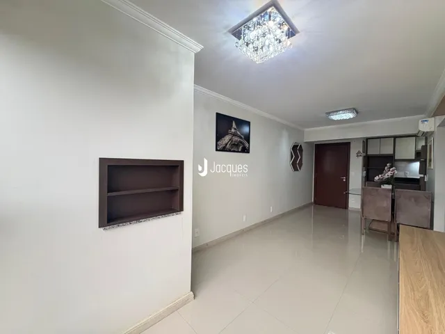 Hall de entrada com piso de cerâmica e parede branca em um imóvel no Brasil.