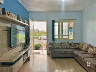 Foto da sala de estar com sofá e televisão.
