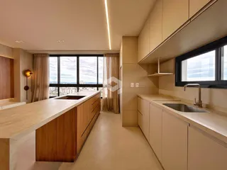 Cozinha moderna com vista para a cidade em Lajeado.