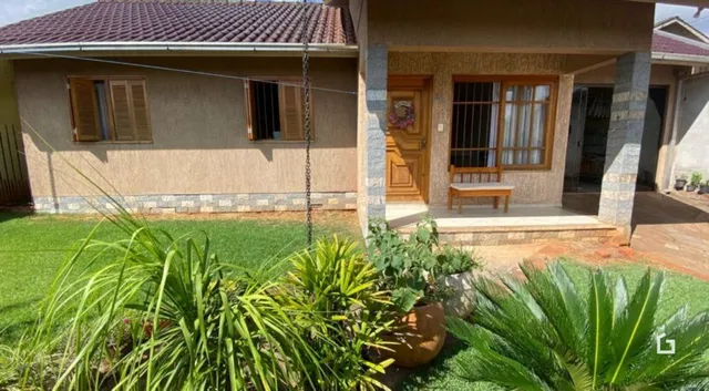 Fachada de uma casa em Lajeado, Brasil, com jardim verde.