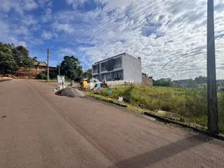 Fachada de uma residência em Lajeado, Brasil, ao lado de uma estrada.