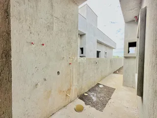 Vista externa de um corredor entre dois edifícios residenciais em Lajeado.