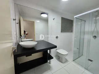 Foto de um banheiro moderno com piso de cerâmica e box de vidro.