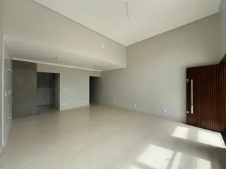 Ambiente interno amplo com piso claro e paredes neutras.