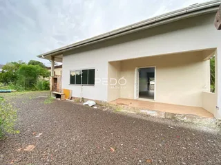 Fachada externa de uma residência em Lajeado, Brasil, com área de entrada coberta.