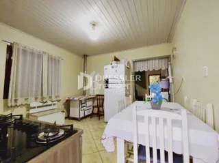 Quarto com cama e janela em ambiente interno.
