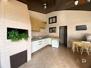Foto da cozinha e área de jantar de uma residência em Lajeado.