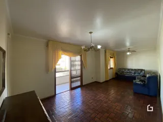 Sala de estar com piso de ladrilhos de terracota.