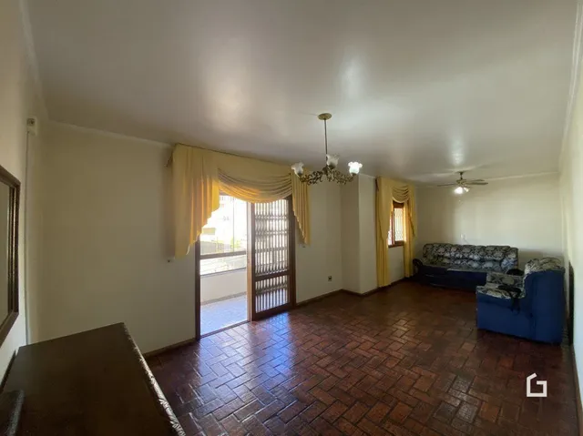 Sala de estar com piso de ladrilhos de terracota.