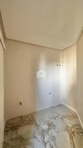 Vista interna de um corredor com piso de mármore claro.