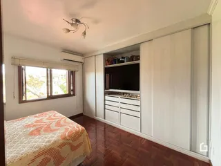 Quarto com cama e armário em um apartamento.