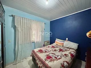 Quarto com paredes azuis e cama decorada.