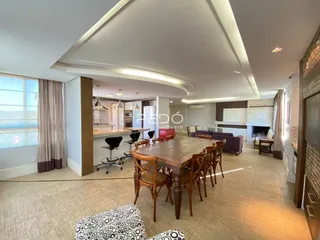 Sala de jantar e estar de uma residência moderna em Lajeado.