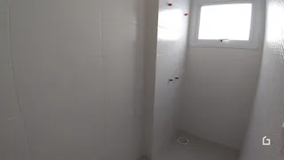 Parede interna branca com revestimento cerâmico.